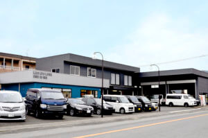 真子自動車販売の車が並んでいる画像